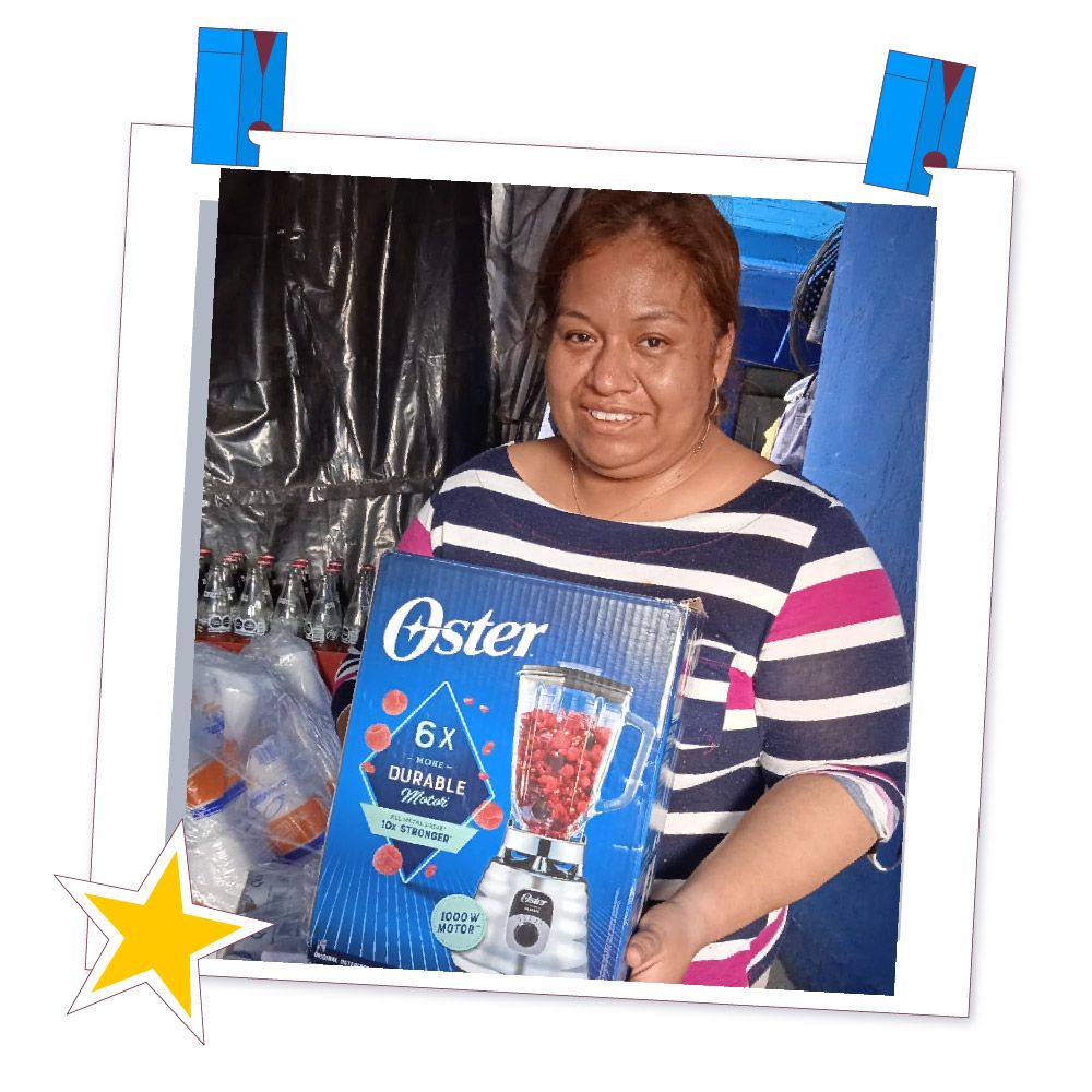 Ganadora del concurso de aniversario muestra su licuadora Oster recibida como premio