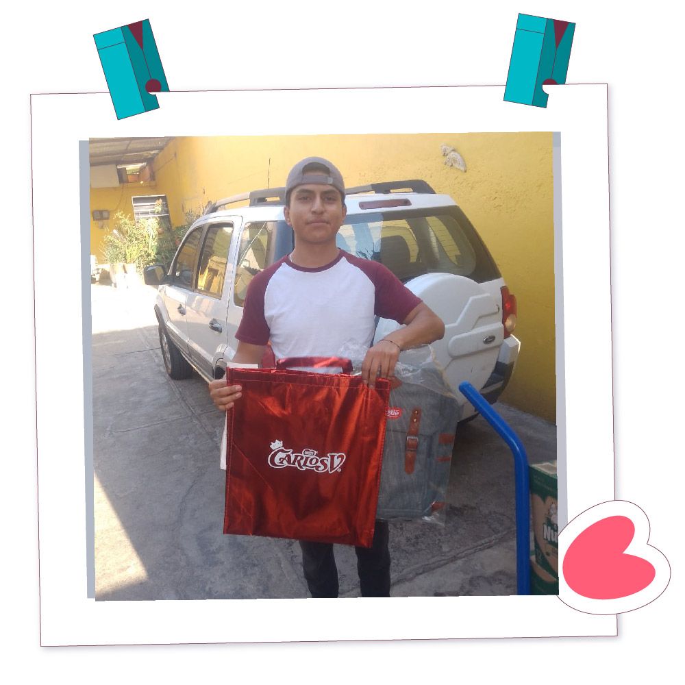 Ganador del concurso de aniversario recibe una bolsa de regalo con premios