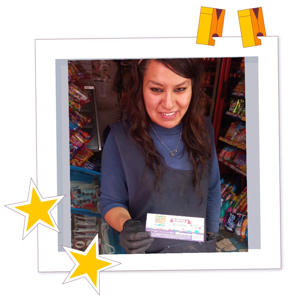 Ganadora del concurso de aniversario recibe su premio en su tienda de abarrotes