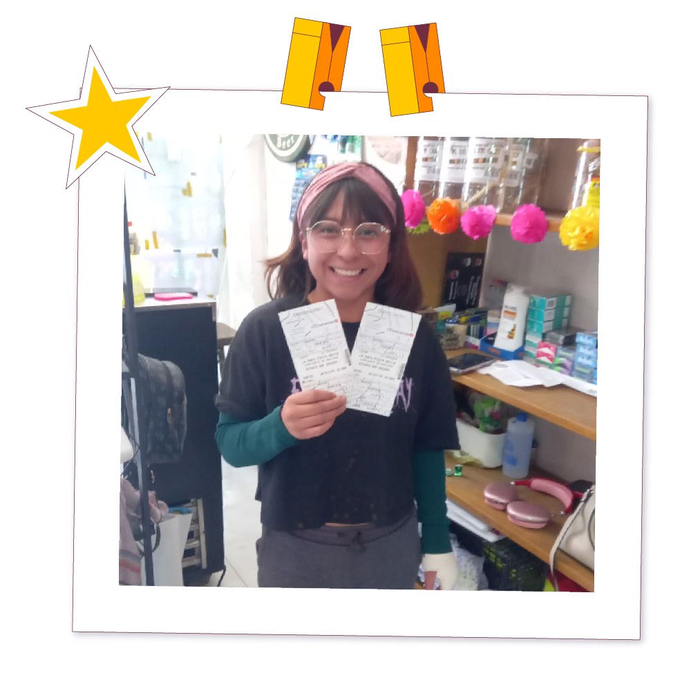 Ganadora del concurso de aniversario muestra sus certificados de regalo en su negocio