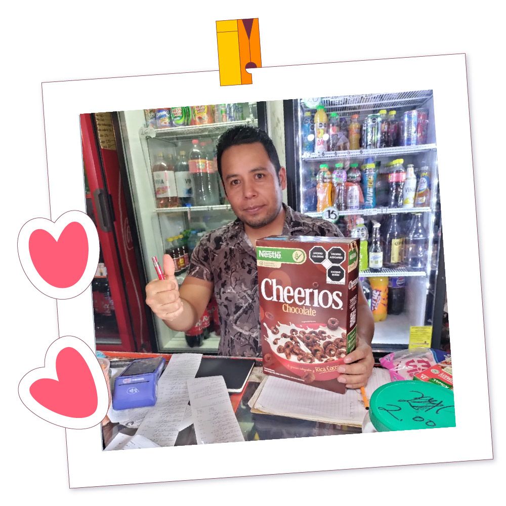 Ganador del concurso de aniversario con cereal Cheerios en su tienda de abarrotes