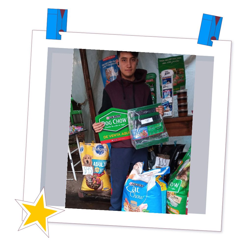 Ganador del concurso de aniversario recibe alimento Purina Dog Chow y Cat Chow