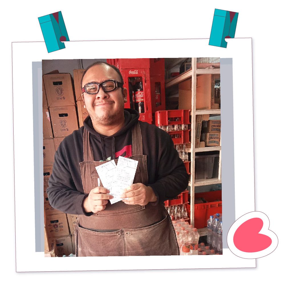 Ganador del concurso de aniversario muestra sus certificados de regalo en su negocio