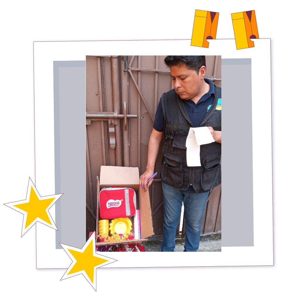 Ganador del concurso de aniversario recibe una caja con productos de regalo