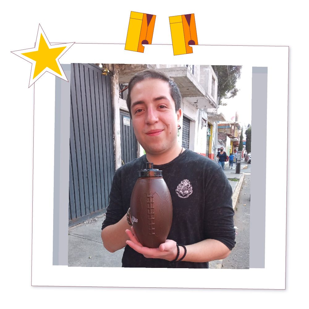 Ganador del concurso de aniversario sostiene su premio con forma de balón de americano