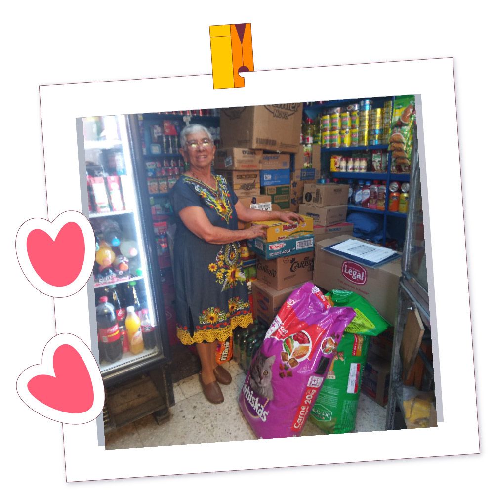 Ganadora del concurso de aniversario en su tienda de abarrotes con productos de premio
